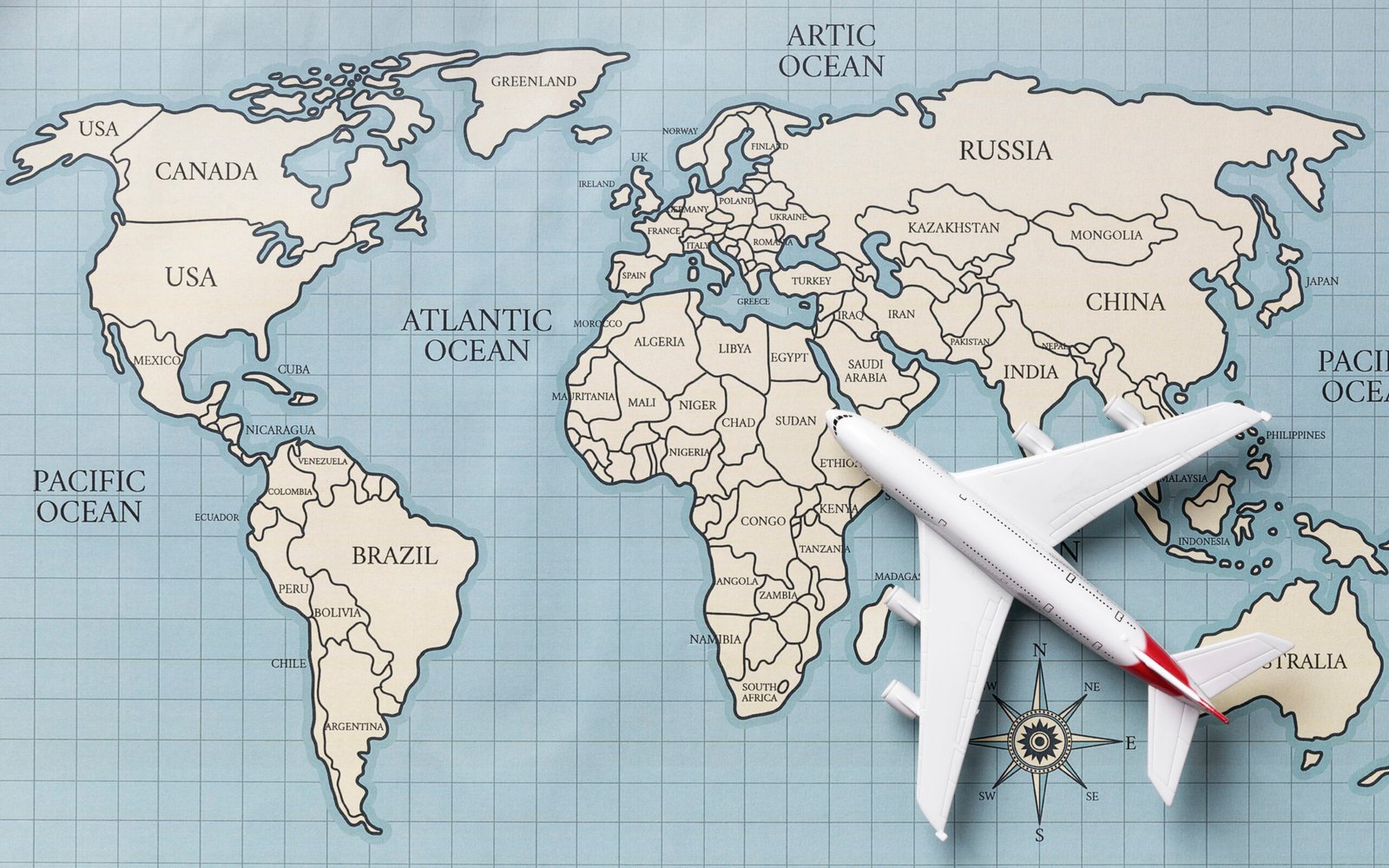 vista-superior-mapa-de-viagem-e-aviao
